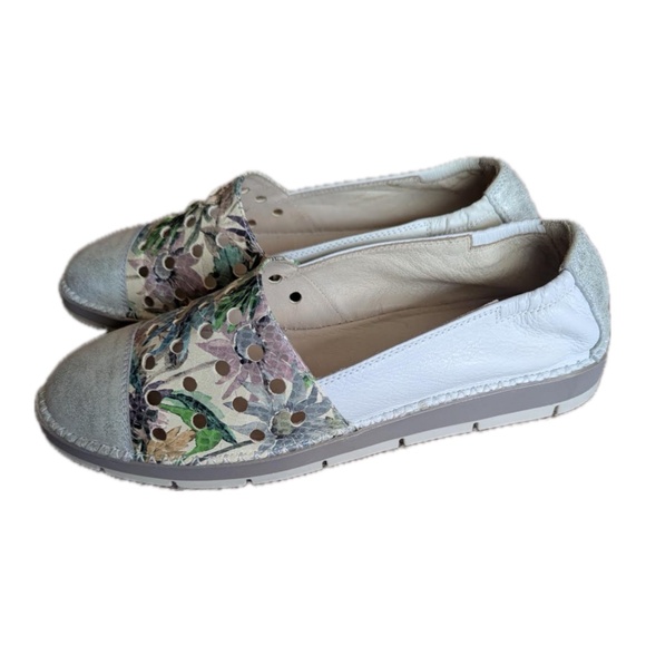 Hispanitas leather floral perforated flat white silver like new size 38 spain - Picture 3 of 7